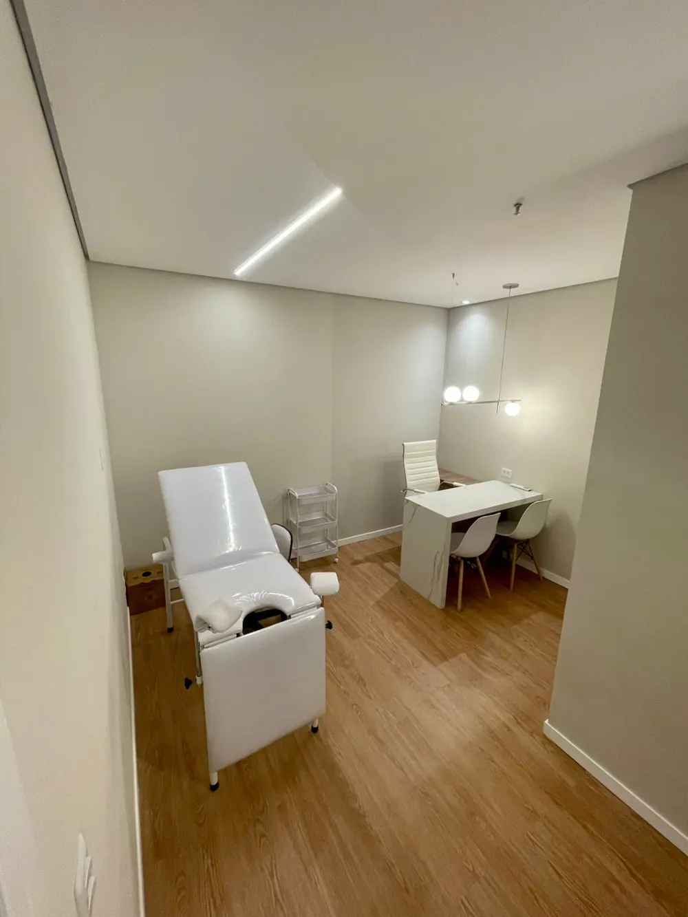 Sala de exame do consultório da Dra. Paula Lavigne no Umarizal