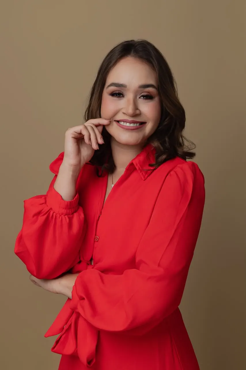 Dra. Paula Lavigne sorrindo